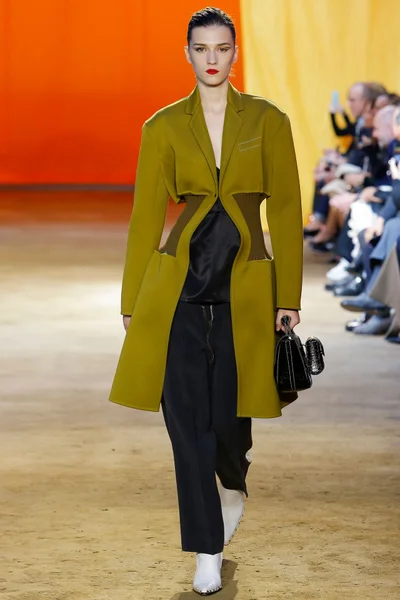 Look 16